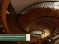 Eleganckie schody wachlarzowe drewniane, z ozdobną balustradą, tworzą piękny element wnętrza.