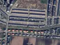 Widok z lotu ptaka na osiedle łanowe z rzędami domów szeregowych i jednorodzinnych, ulicami Sasanki, Koniczyny, Macierzanki i Storczykowa.
