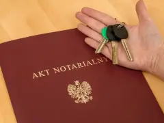 Akt notarialny i klucze na dłoni. Czy u notariusza można płacić kartą? To pytanie często zadawane przy zakupie nieruchomości.