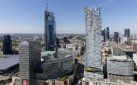 Warszawski wieżowiec, jeden z najwyższych budynków w Europie, góruje nad panoramą miasta.
