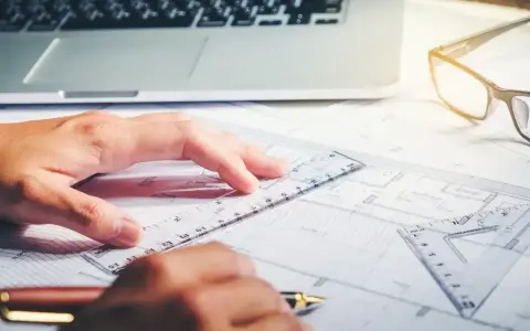 Rysowanie planów, laptop i okulary. Zastanawiasz się, ile zarabia architekt?