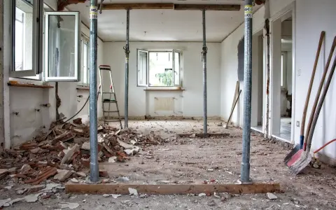 Ruiny i rusztowania w pokoju świadczą o trwających remontach kamienic.