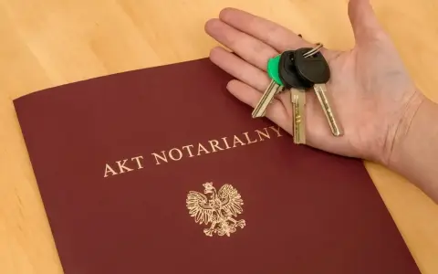 Akt notarialny i klucze na dłoni. Czy u notariusza można płacić kartą? To pytanie często zadawane przy zakupie nieruchomości.
