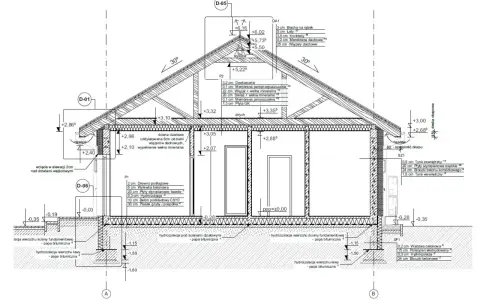 Przekrój przez budynek z widocznym projektem budowlanym, detalami izolacji i konstrukcji dachu.