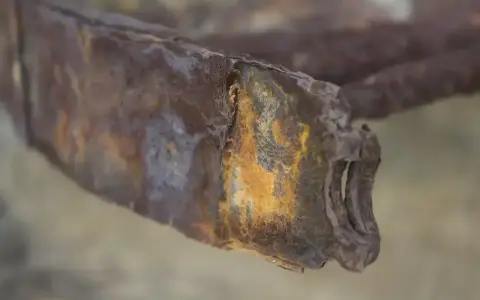 Zardzewiały metal, który wygląda jakby miał rdzewieć, ale czy aluminium rdzewieje? Ten fragment pokazuje intensywną korozję.
